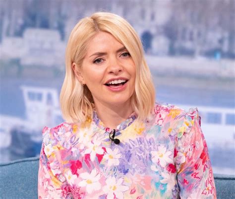 her reflection holly willoughby bath picture|Panicked Holly Willoughby fans warn star about her。